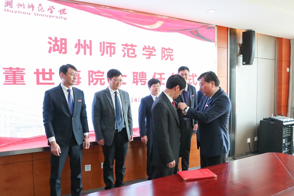 1607905519.jpg 校徽佩戴.jpg